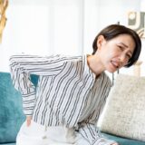 【札幌市西区】デスクワーク・育児・立ち仕事で腰がつらい方へ｜慢性腰痛の仕組みとケア方法｜さきがけ鍼灸整骨院